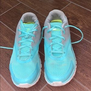 Tennis shoes